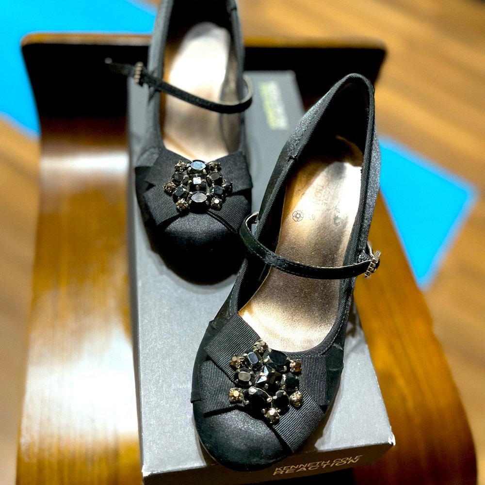 Kenneth Cole Girls Size 1.5 satin dance shoes